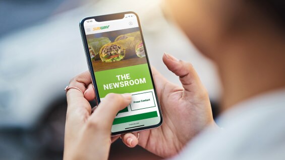 Älypuhelin, jonka näytössä on nettisivu nimeltä "Uutishuone"